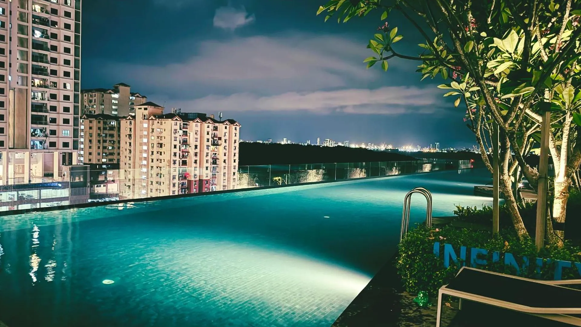 3Br Urban Suites 8-10Pax Luxury Family Stay Netflix Jelutong